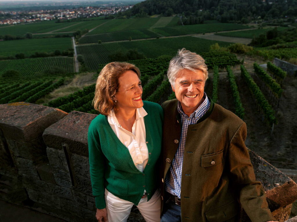 Nana und Dr. Job von Nell vor ihren Weinbergen